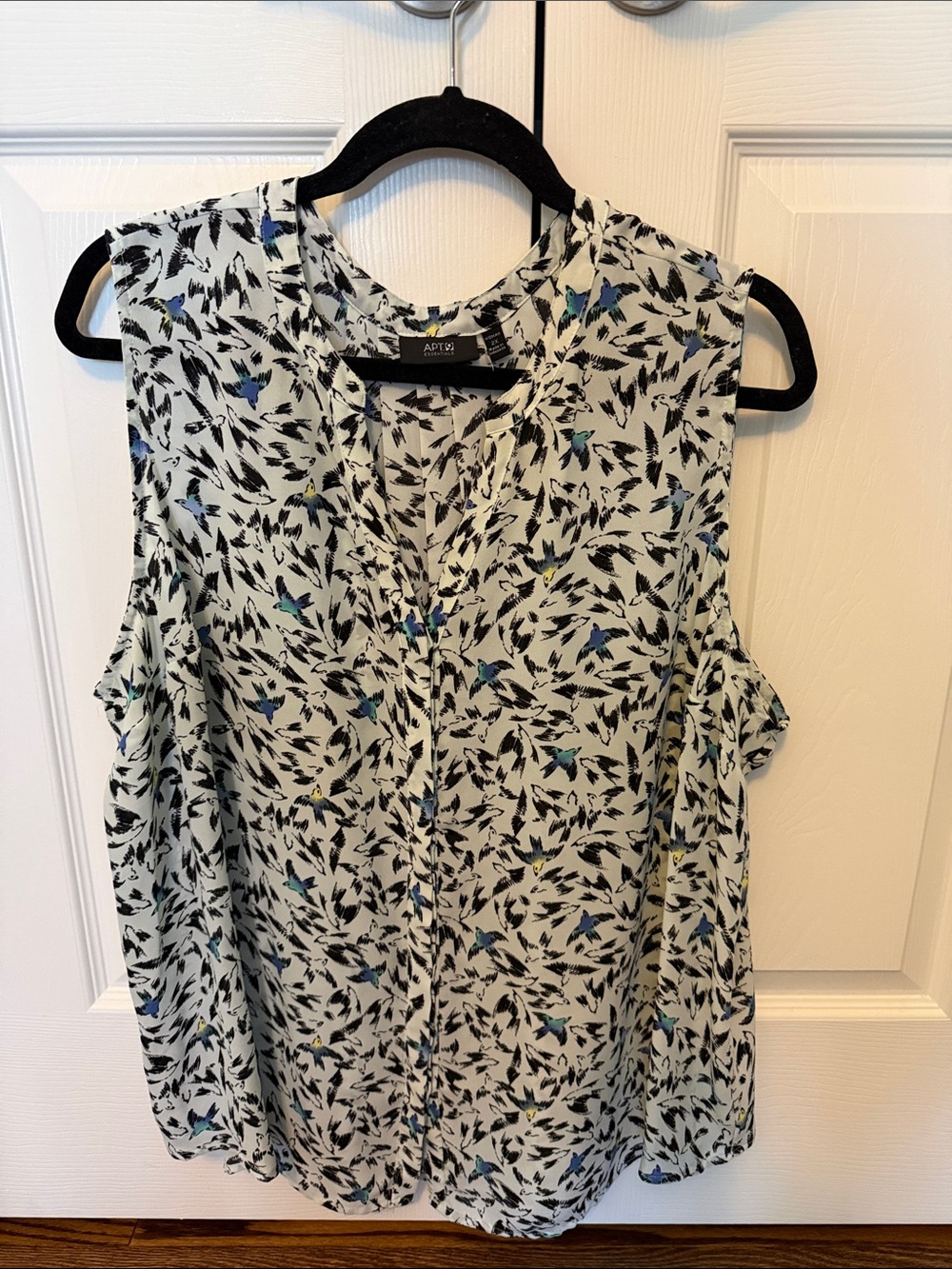 Apt. 9 White Sleeveless Blouse with Black and Blue Bird Print